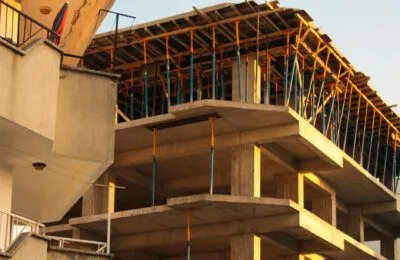Apartamentul achitat integral poate rămâne în proprietatea vânzătorului. Ce trebuie verificat în antecontract
