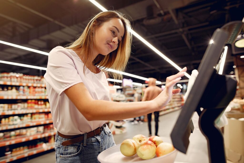 Femeie la casă self-checkout