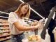 Magazinele readuc casierii pe fondul furturilor și erorilor de la plata automată
