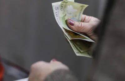 Ce bani rămân din pensie în 2026 după rețineri. Calculul pentru veniturile brute peste pragul de 3.000 lei
