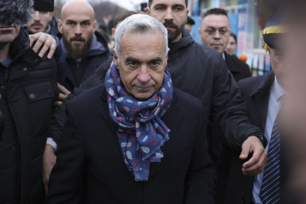 Bărbat cu eșarfă în mulțime